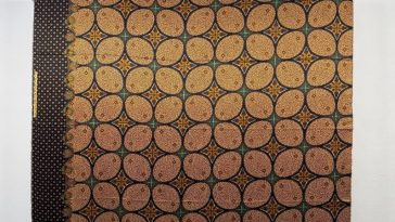 Motif batik Sukoharjo di Bulakan dikembangkan melalui perpaduan kawung, kopi pecah dan lingkaran tahun kayu menjadi Batik Grajen Kawung Kayu.