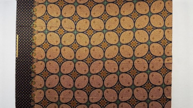 Motif batik Sukoharjo di Bulakan dikembangkan melalui perpaduan kawung, kopi pecah dan lingkaran tahun kayu menjadi Batik Grajen Kawung Kayu.