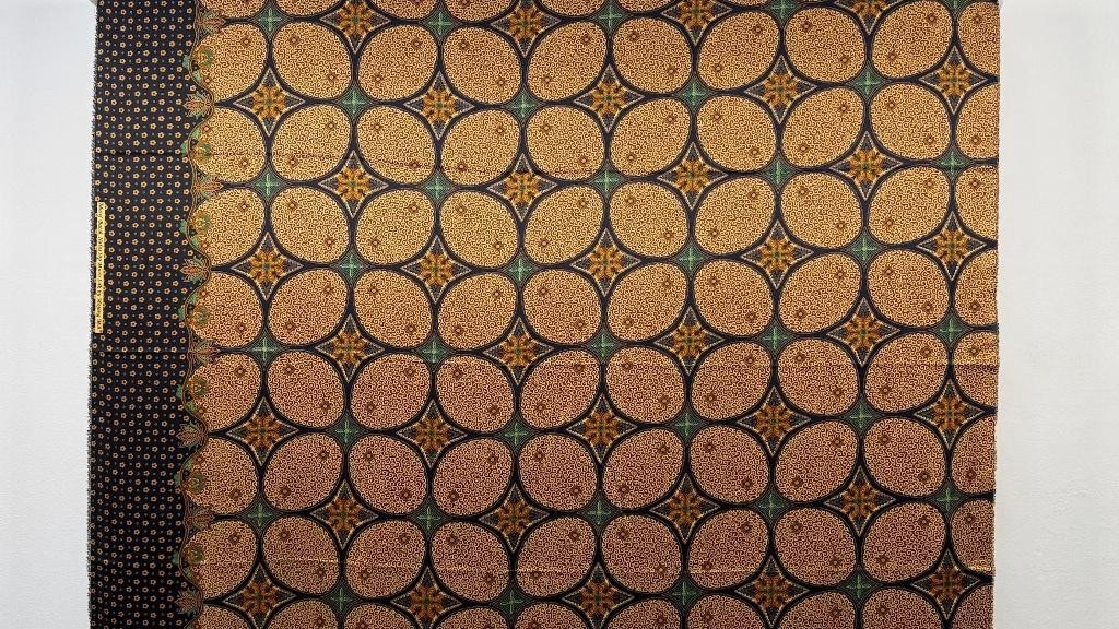 Motif batik Sukoharjo di Bulakan dikembangkan melalui perpaduan kawung, kopi pecah dan lingkaran tahun kayu menjadi Batik Grajen Kawung Kayu.