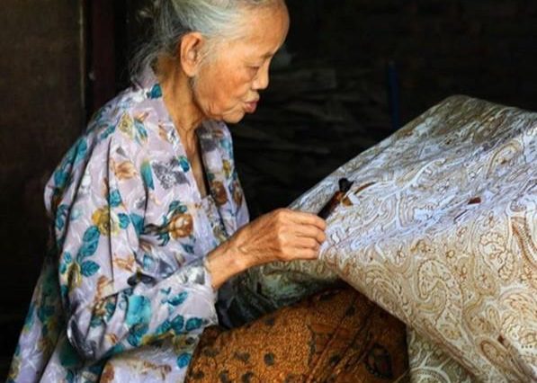 Meta deskripsi: Batik Semen Ramawijaya memuat konsep Triloka dan Mandala melalui pohon hayat, garuda, bangunan, serta motif pendukung.