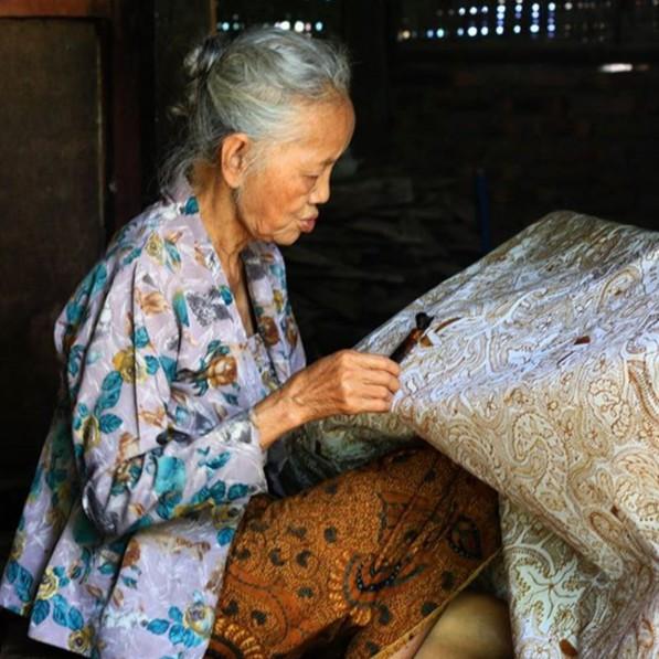 Meta deskripsi: Batik Semen Ramawijaya memuat konsep Triloka dan Mandala melalui pohon hayat, garuda, bangunan, serta motif pendukung.