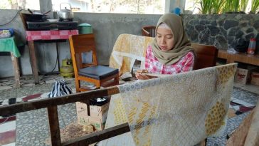 Meta deskripsi: Batik klasik Jawa berkembang dari tradisi rakyat, masuk keraton, mendapat legitimasi kerajaan, lalu menjadi sumber acuan motif batik berikutnya.