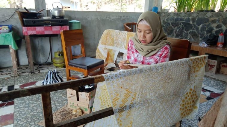 Meta deskripsi: Batik klasik Jawa berkembang dari tradisi rakyat, masuk keraton, mendapat legitimasi kerajaan, lalu menjadi sumber acuan motif batik berikutnya.