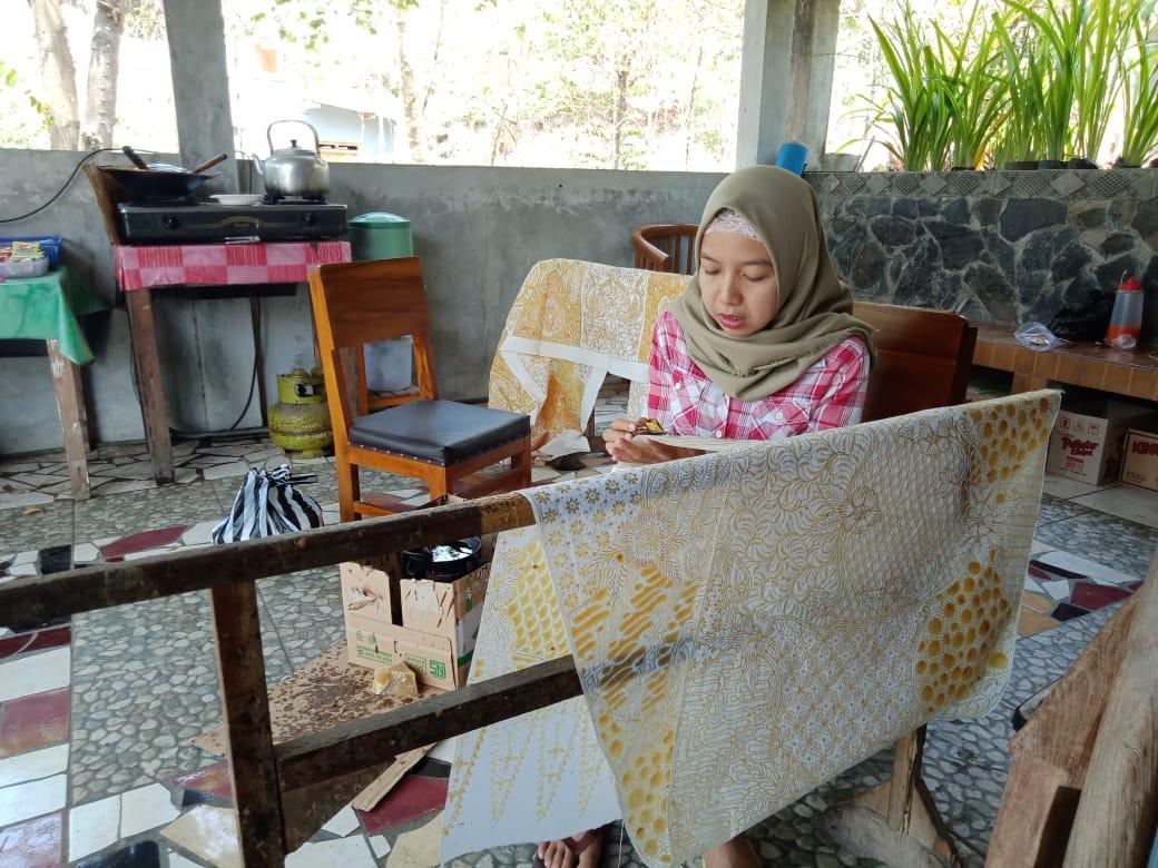 Meta deskripsi: Batik klasik Jawa berkembang dari tradisi rakyat, masuk keraton, mendapat legitimasi kerajaan, lalu menjadi sumber acuan motif batik berikutnya.