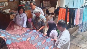 Pengembangan batik Jawa Barat menghadapi tantangan mutu produksi, kemampuan membaca pasar, desain visual, dan persaingan industri sejenis.