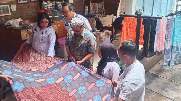 Pengembangan batik Jawa Barat menghadapi tantangan mutu produksi, kemampuan membaca pasar, desain visual, dan persaingan industri sejenis.