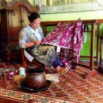 Penelitian menunjukkan batik tidak hanya menjadi karya seni, tetapi juga media komunikasi budaya melalui simbol, gambar, dan makna motif.