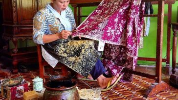 Penelitian menunjukkan batik tidak hanya menjadi karya seni, tetapi juga media komunikasi budaya melalui simbol, gambar, dan makna motif.