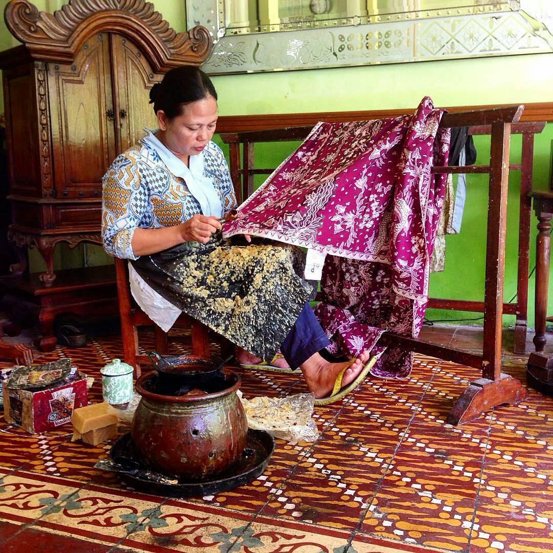 Penelitian menunjukkan batik tidak hanya menjadi karya seni, tetapi juga media komunikasi budaya melalui simbol, gambar, dan makna motif.