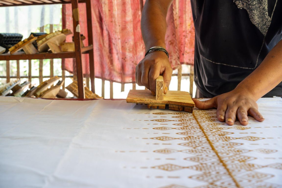 Perajin mengerjakan kain Batik Lebak di Imah Batik Sahate, Rangkasbitung. Produksi Batik Lebak berkembang melalui industri kecil dan menengah di Kabupaten Lebak.