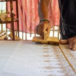 Perajin mengerjakan kain Batik Lebak di Imah Batik Sahate, Rangkasbitung. Produksi Batik Lebak berkembang melalui industri kecil dan menengah di Kabupaten Lebak.