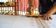 Perajin mengerjakan kain Batik Lebak di Imah Batik Sahate, Rangkasbitung. Produksi Batik Lebak berkembang melalui industri kecil dan menengah di Kabupaten Lebak.