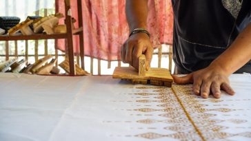 Perajin mengerjakan kain Batik Lebak di Imah Batik Sahate, Rangkasbitung. Produksi Batik Lebak berkembang melalui industri kecil dan menengah di Kabupaten Lebak.
