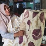 Batik marenggo dimanfaatkan sebagai sumber warna dan motif selendang melalui teknik pewarnaan alami, batik tulis, dan ecoprint yang menarik.