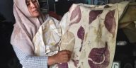 Batik marenggo dimanfaatkan sebagai sumber warna dan motif selendang melalui teknik pewarnaan alami, batik tulis, dan ecoprint yang menarik.