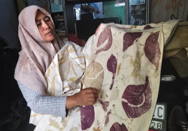 Batik marenggo dimanfaatkan sebagai sumber warna dan motif selendang melalui teknik pewarnaan alami, batik tulis, dan ecoprint yang menarik.