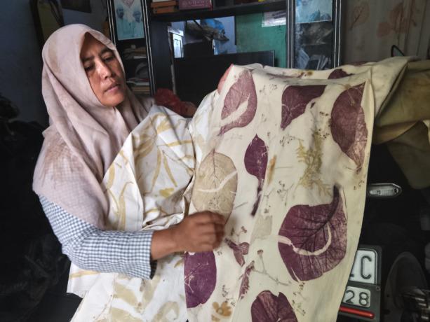 Batik marenggo dimanfaatkan sebagai sumber warna dan motif selendang melalui teknik pewarnaan alami, batik tulis, dan ecoprint yang menarik.