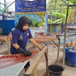Batik Warlami Muara Enim dikembangkan dengan memanfaatkan kulit kopi dan daun duku untuk mendukung batik ramah lingkungan dan ekonomi lokal.