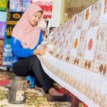 Perajin mengerjakan Batik Kujur di sentra produksi Batik Muara Enim. Batik Kujur menjadi salah satu produk batik yang mengangkat sejarah, budaya dan kekayaan alam Bumi Serasan Sekundang. Foto: Sumatera Express