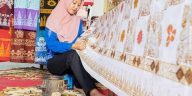 Perajin mengerjakan Batik Kujur di sentra produksi Batik Muara Enim. Batik Kujur menjadi salah satu produk batik yang mengangkat sejarah, budaya dan kekayaan alam Bumi Serasan Sekundang. Foto: Sumatera Express
