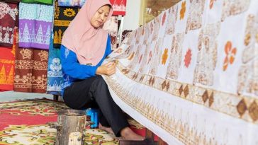 Perajin mengerjakan Batik Kujur di sentra produksi Batik Muara Enim. Batik Kujur menjadi salah satu produk batik yang mengangkat sejarah, budaya dan kekayaan alam Bumi Serasan Sekundang. Foto: Sumatera Express