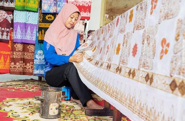 Perajin mengerjakan Batik Kujur di sentra produksi Batik Muara Enim. Batik Kujur menjadi salah satu produk batik yang mengangkat sejarah, budaya dan kekayaan alam Bumi Serasan Sekundang. Foto: Sumatera Express
