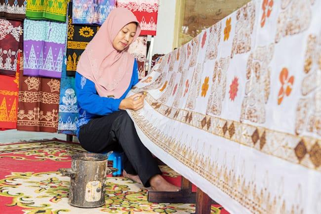 Perajin mengerjakan Batik Kujur di sentra produksi Batik Muara Enim. Batik Kujur menjadi salah satu produk batik yang mengangkat sejarah, budaya dan kekayaan alam Bumi Serasan Sekundang. Foto: Sumatera Express