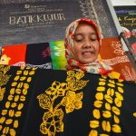 Perajin mengerjakan Batik Kujur di sentra produksi Batik Muara Enim. Batik Kujur menjadi salah satu produk batik yang mengangkat sejarah, budaya dan kekayaan alam Bumi Serasan Sekundang. Foto: Sumatera Express