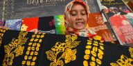 Perajin mengerjakan Batik Kujur di sentra produksi Batik Muara Enim. Batik Kujur menjadi salah satu produk batik yang mengangkat sejarah, budaya dan kekayaan alam Bumi Serasan Sekundang. Foto: Sumatera Express