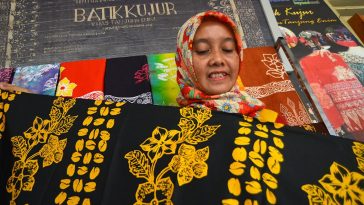 Perajin mengerjakan Batik Kujur di sentra produksi Batik Muara Enim. Batik Kujur menjadi salah satu produk batik yang mengangkat sejarah, budaya dan kekayaan alam Bumi Serasan Sekundang. Foto: Sumatera Express