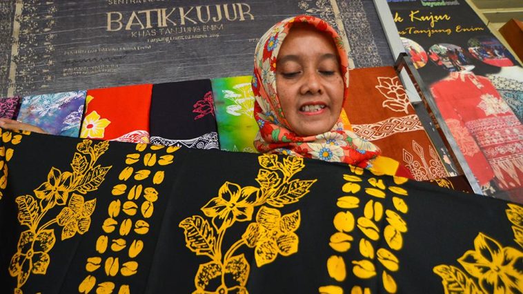 Perajin mengerjakan Batik Kujur di sentra produksi Batik Muara Enim. Batik Kujur menjadi salah satu produk batik yang mengangkat sejarah, budaya dan kekayaan alam Bumi Serasan Sekundang. Foto: Sumatera Express