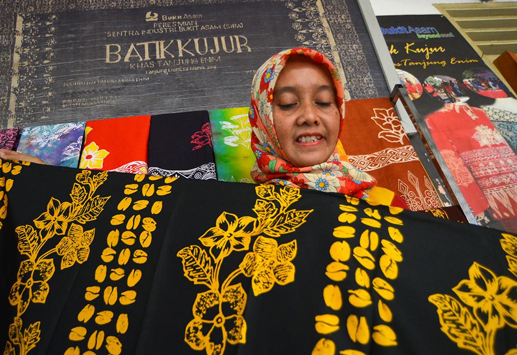 Perajin mengerjakan Batik Kujur di sentra produksi Batik Muara Enim. Batik Kujur menjadi salah satu produk batik yang mengangkat sejarah, budaya dan kekayaan alam Bumi Serasan Sekundang. Foto: Sumatera Express