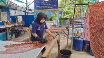Batik Warlami Muara Enim dikembangkan dengan memanfaatkan kulit kopi dan daun duku untuk mendukung batik ramah lingkungan dan ekonomi lokal.