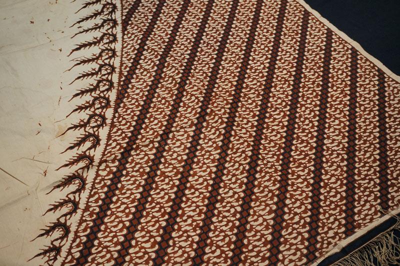 Meta deskripsi: Batik klasik berkembang melalui revitalisasi dan inovasi. Keduanya melahirkan batik pola klasik dan batik pola kreasi dengan karakter berbeda.