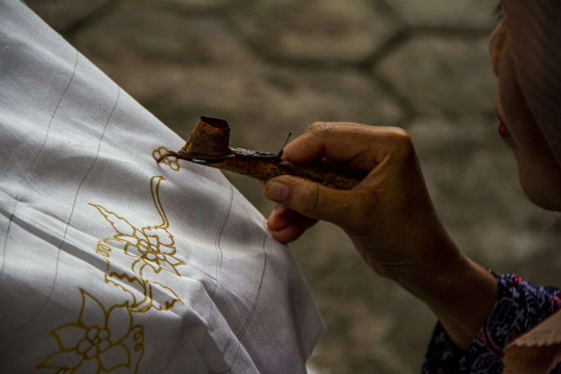 Batik remekan Ngantang memiliki enam tahap produksi, dengan proses remekan manual yang menghasilkan motif retak khas pada kain batik tulis.