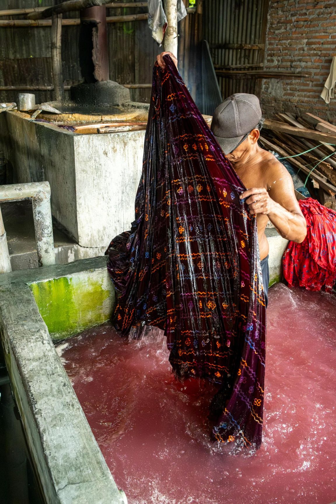 Pewarna batik sintetis seperti Naphtol, Indigosol, dan Remazol banyak digunakan karena pilihan warna, biaya, dan proses aplikasinya.