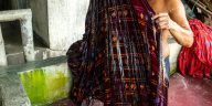 Pewarna batik sintetis seperti Naphtol, Indigosol, dan Remazol banyak digunakan karena pilihan warna, biaya, dan proses aplikasinya.
