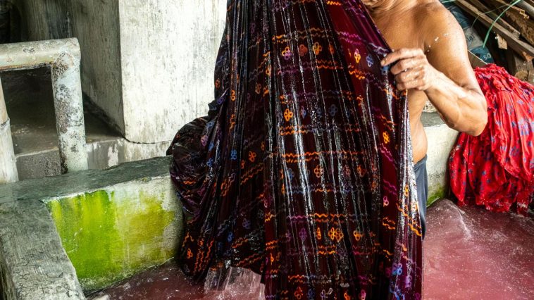 Pewarna batik sintetis seperti Naphtol, Indigosol, dan Remazol banyak digunakan karena pilihan warna, biaya, dan proses aplikasinya.