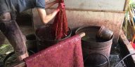 Penggunaan pewarna batik menghasilkan limbah cair yang berpotensi mencemari lingkungan. Pengolahan melalui IPAL menjadi langkah penting.