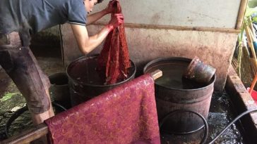 Penggunaan pewarna batik menghasilkan limbah cair yang berpotensi mencemari lingkungan. Pengolahan melalui IPAL menjadi langkah penting.