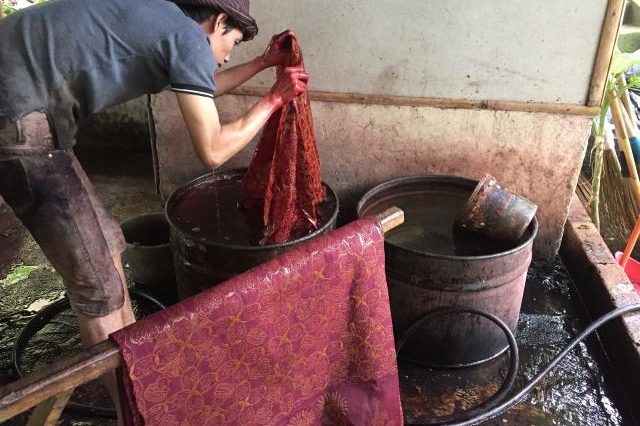 Penggunaan pewarna batik menghasilkan limbah cair yang berpotensi mencemari lingkungan. Pengolahan melalui IPAL menjadi langkah penting.