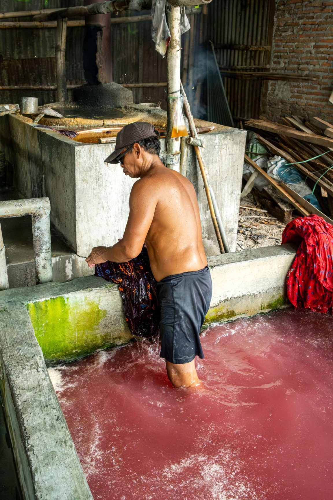 Limbah batik di Desa Klampar, Pamekasan, diperkirakan mencapai 1 meter kubik per kelompok per hari dan mengalir ke sawah serta sungai.