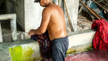 Limbah batik di Desa Klampar, Pamekasan, diperkirakan mencapai 1 meter kubik per kelompok per hari dan mengalir ke sawah serta sungai.