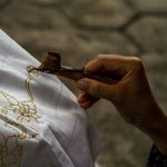 Batik remekan Ngantang memiliki enam tahap produksi, dengan proses remekan manual yang menghasilkan motif retak khas pada kain batik tulis.