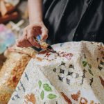 Batik remekan Ngantang menghasilkan motif retak melalui teknik manual dengan malam bekas yang diolah kembali memakai gondorukem.
