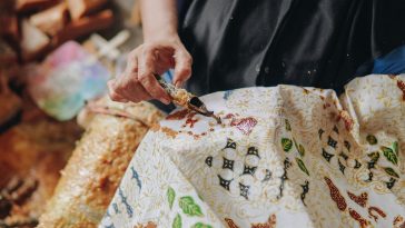 Batik remekan Ngantang menghasilkan motif retak melalui teknik manual dengan malam bekas yang diolah kembali memakai gondorukem.