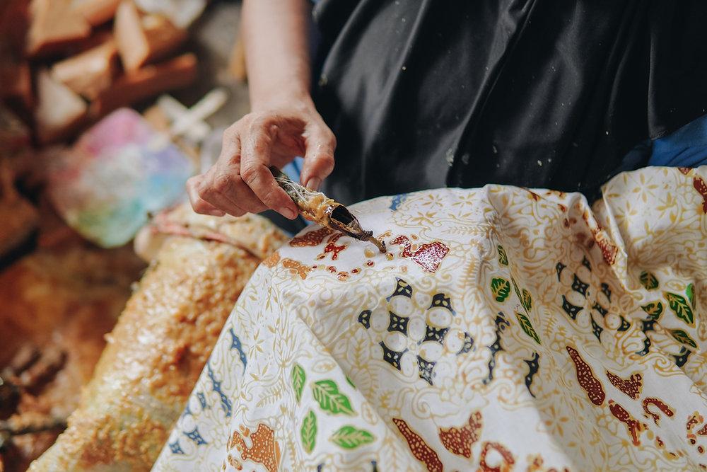 Batik remekan Ngantang menghasilkan motif retak melalui teknik manual dengan malam bekas yang diolah kembali memakai gondorukem.