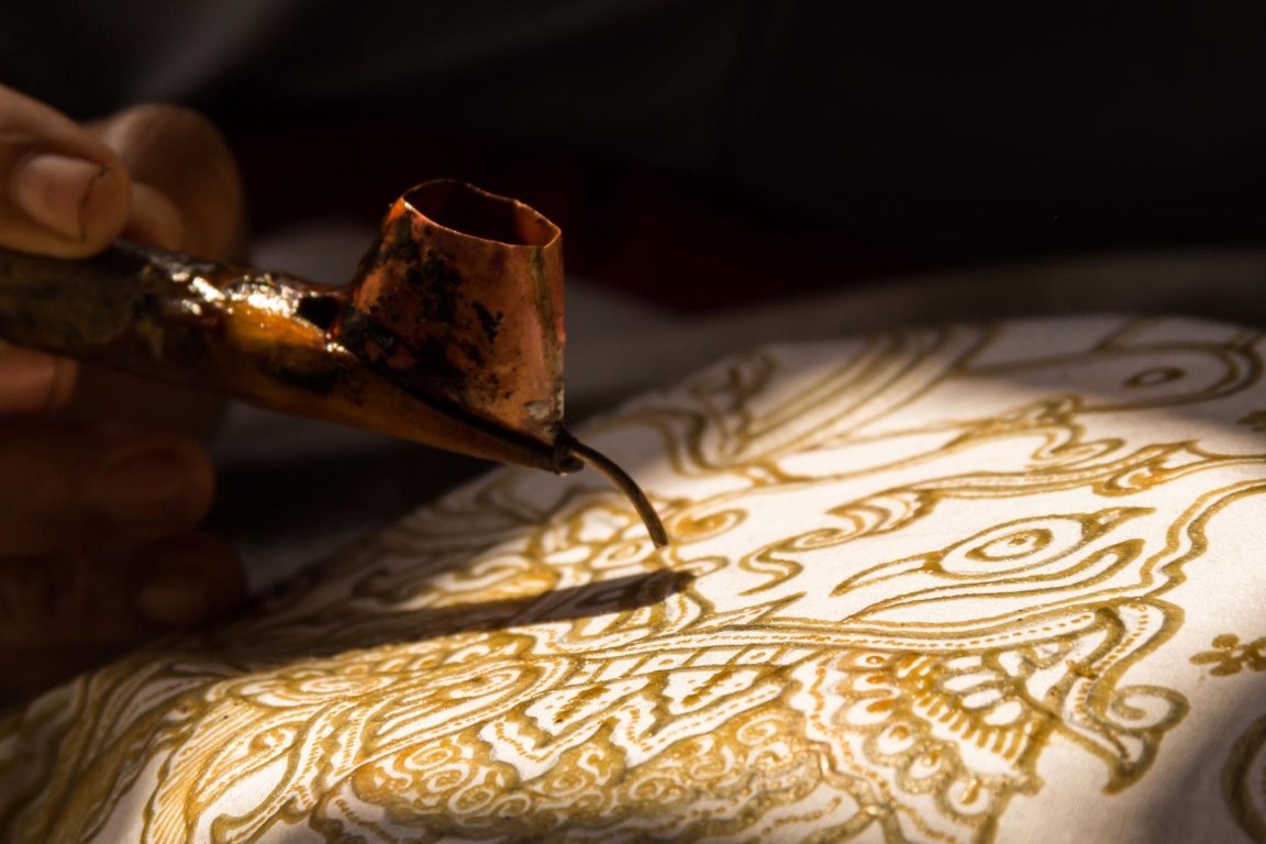 Batik remekan Ngantang memiliki teknik celup napthol dan proses manual untuk menghasilkan motif retak khas dari malam yang diolah kembali.