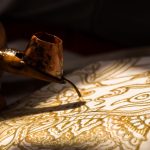Batik remekan Ngantang memiliki teknik celup napthol dan proses manual untuk menghasilkan motif retak khas dari malam yang diolah kembali.
