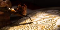 Batik remekan Ngantang memiliki teknik celup napthol dan proses manual untuk menghasilkan motif retak khas dari malam yang diolah kembali.